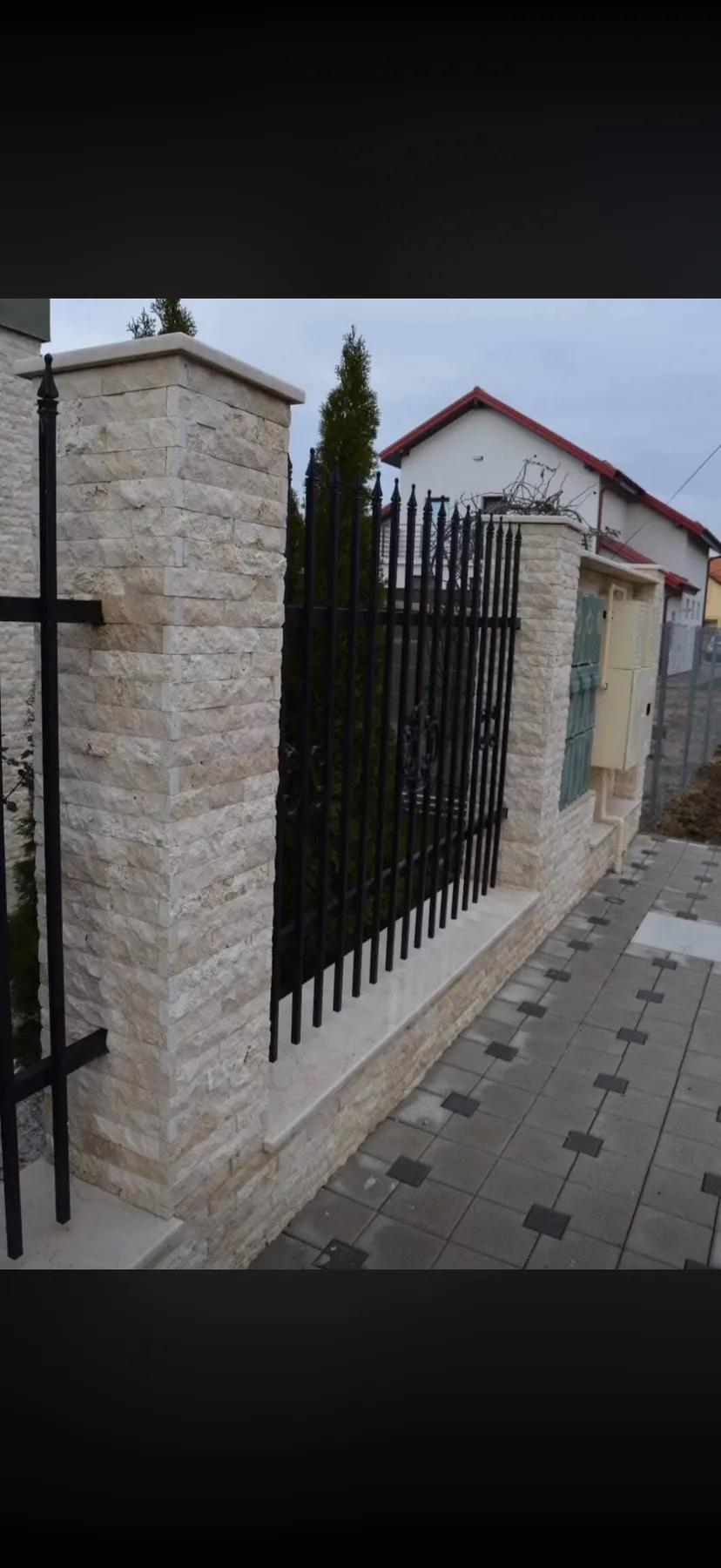 Ograda i stubovi obloženi kamenom