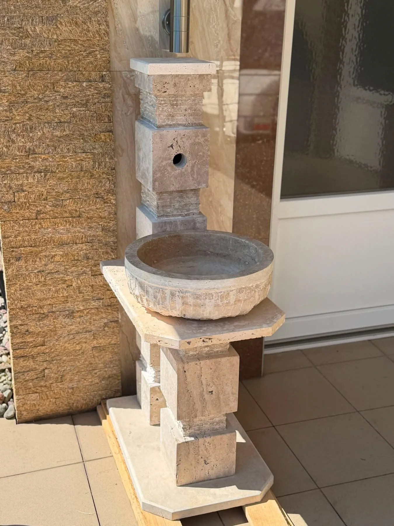 Kameno korito i vanjska česma